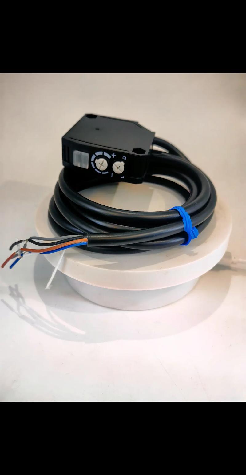 E3JK系列光电开关传感器 长距离检测新突破，对射型40米与回归反射型应用全解析